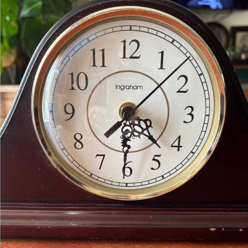 Vintage Ingraham Quartz Mantel Clock with Mahogany Finish. TESTED